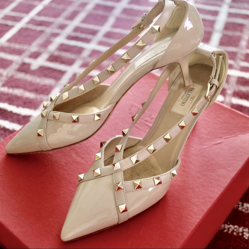 VALENTINO GARAVANI
Rockstud Crisscross D'Orsay Pumps